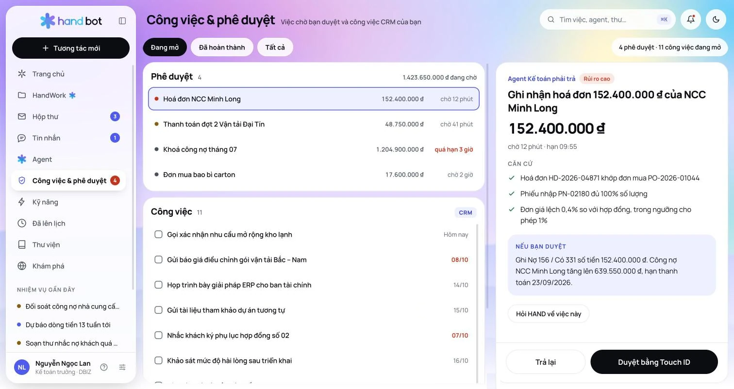 Màn hình Công việc và phê duyệt: danh sách phê duyệt, công việc CRM và khung chi tiết hiển thị căn cứ đối chiếu cùng nút duyệt bằng Touch ID